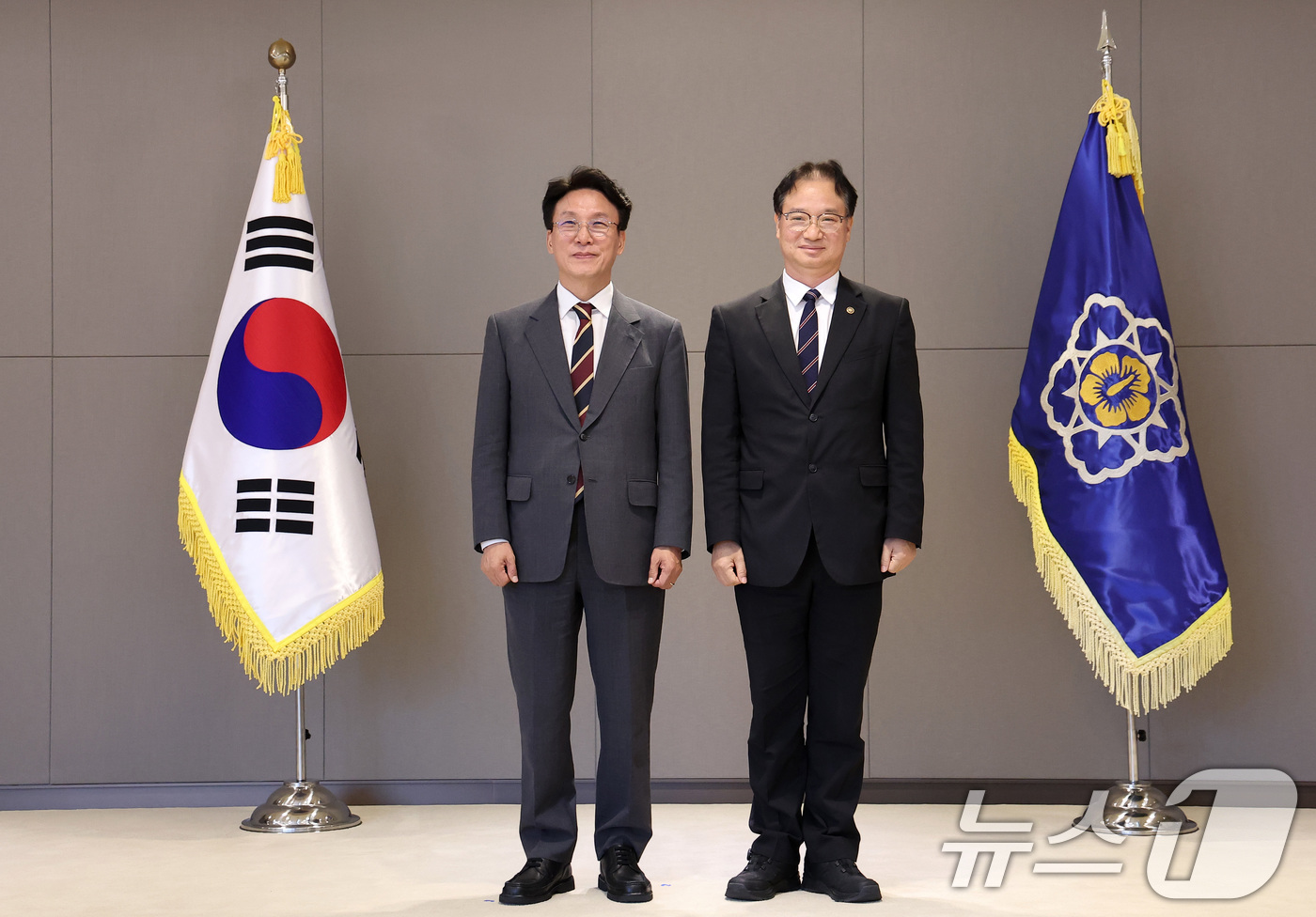 (세종=뉴스1) 김성진 기자 = 김민석 국무총리가 30일 정부세종청사에서 열린 차관급 임명장 수여식에서 김영수 국무조정실 국무1차장에게 임명장을 수여한 뒤 기념촬영을 하고 있다. …