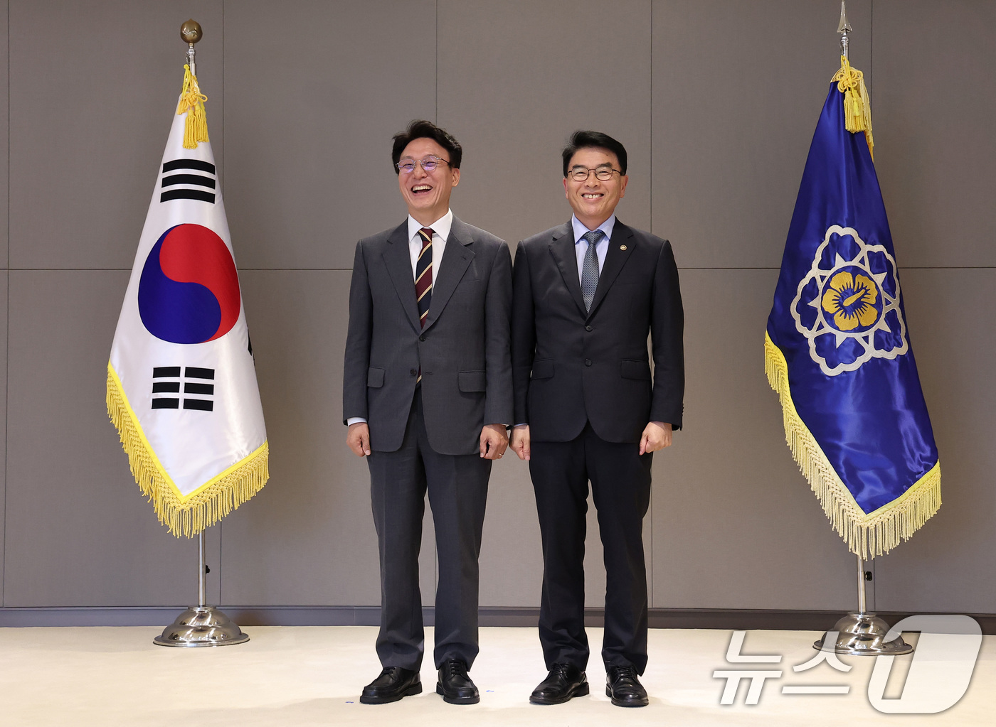 (세종=뉴스1) 김성진 기자 = 김민석 국무총리가 30일 정부세종청사에서 열린 차관급 임명장 수여식에서 민기 국무총리 비서실장에게 임명장을 수여한 뒤 기념촬영을 하고 있다. 202 …