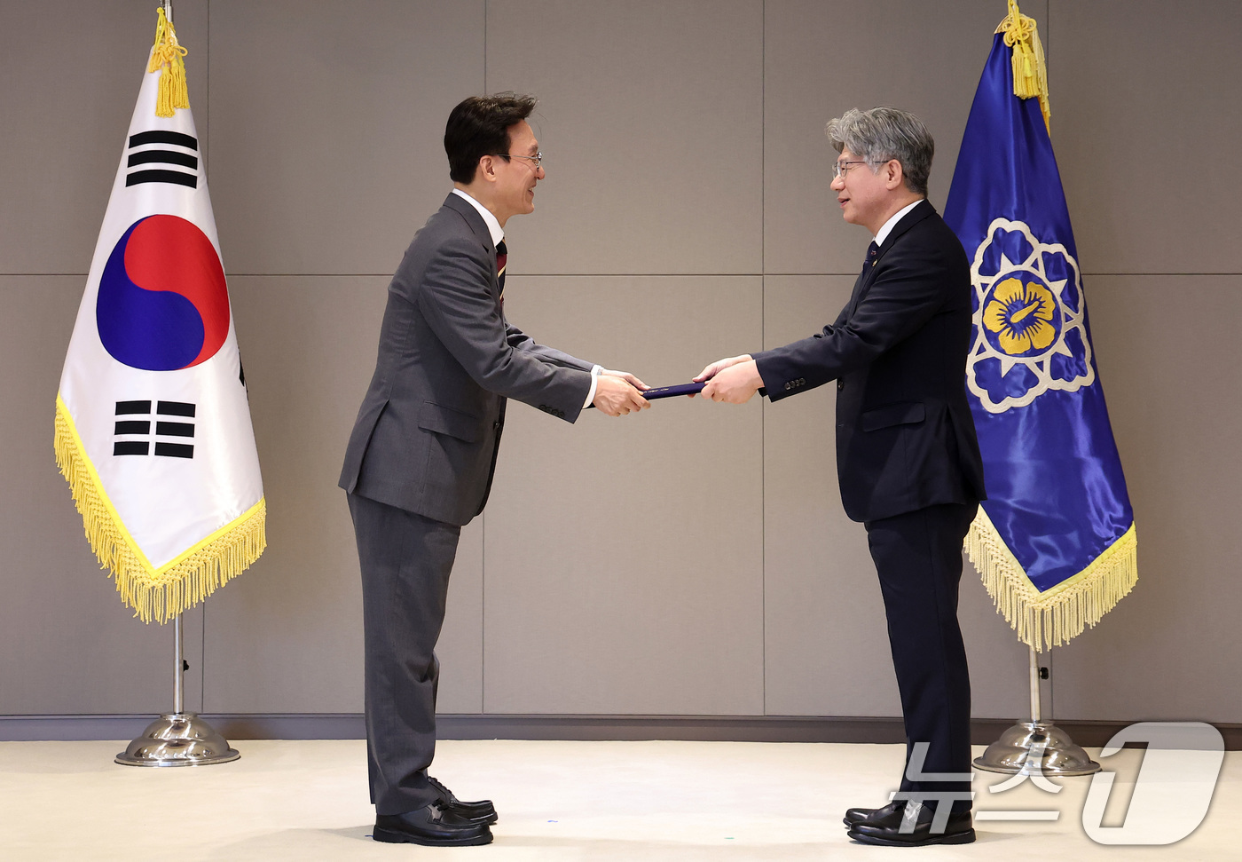 (세종=뉴스1) 김성진 기자 = 김민석 국무총리가 30일 정부세종청사에서 열린 차관급 임명장 수여식에서 남동일 공정거래위원회 부위원장에게 임명장을 수여하고 있다. 2025.7.30 …