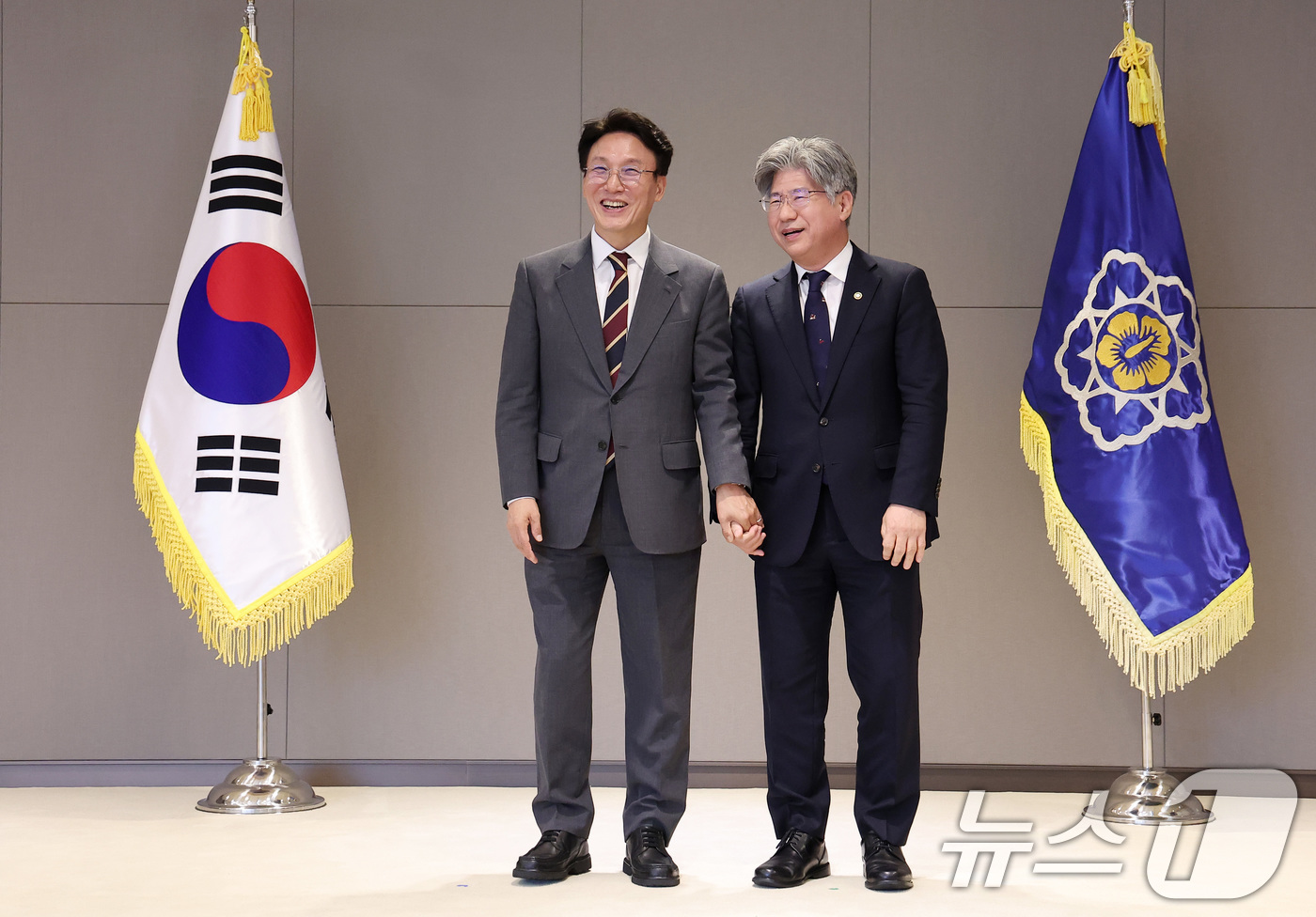 (세종=뉴스1) 김성진 기자 = 김민석 국무총리가 30일 정부세종청사에서 열린 차관급 임명장 수여식에서 남동일 공정거래위원회 부위원장에게 임명장을 수여한 뒤 기념촬영을 하고 있다. …