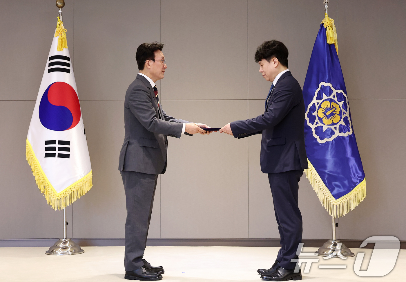 (세종=뉴스1) 김성진 기자 = 김민석 국무총리가 30일 정부세종청사에서 열린 차관급 임명장 수여식에서 박인규 과학기술정보통신부 과학기술혁신본부장에게 임명장을 수여하고 있다. 20 …