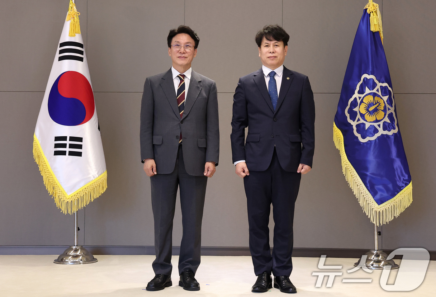 (세종=뉴스1) 김성진 기자 = 김민석 국무총리가 30일 정부세종청사에서 열린 차관급 임명장 수여식에서 박인규 과학기술정보통신부 과학기술혁신본부장에게 임명장을 수여한 뒤 기념촬영을 …