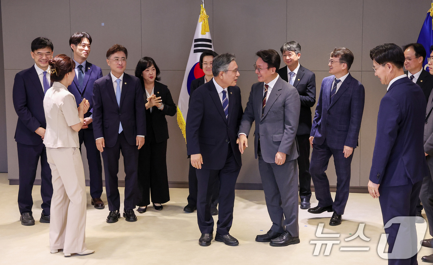 (세종=뉴스1) 김성진 기자 = 김민석 국무총리가 30일 정부세종청사에서 열린 차관급 임명장 수여식을 마친 뒤 허민 국가유산청장을 비롯한 참석자들과 웃으며 대화하고 있다. 2025 …