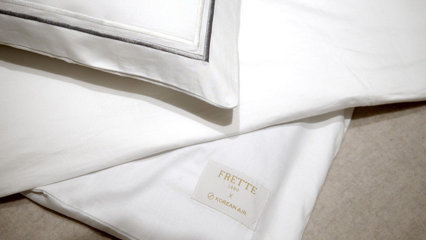 본문 이미지 - 대한항공의 일등석 베딩(Bedding). 대한항공은 상위 클래스 침구로 전 세계 5~6성급 호텔에서 사용하는 이탈리아 최고급 브랜드 프레떼(Frette)를 선정했다(대한항공 제공). 2025.07.30.