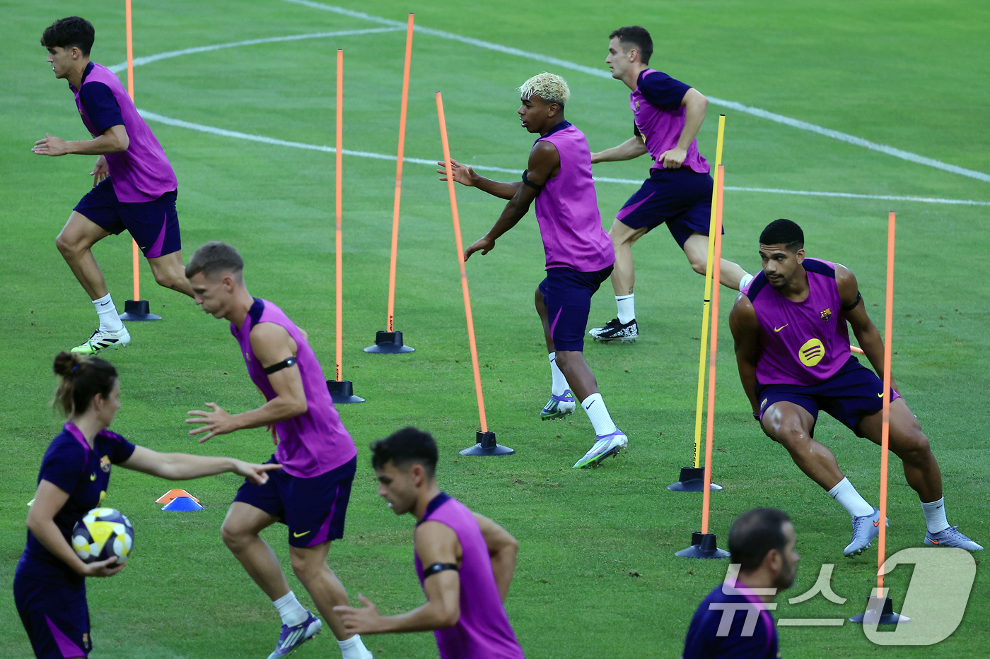 (고양=뉴스1) 박정호 기자 = 30일 경기도 고양시 일산서구 고양종합운동장에서 미디어 공개로 진행된 FC 바르셀로나 훈련 세션에서 라민 야말 등 선수들이 훈련에 매진하고 있다. …