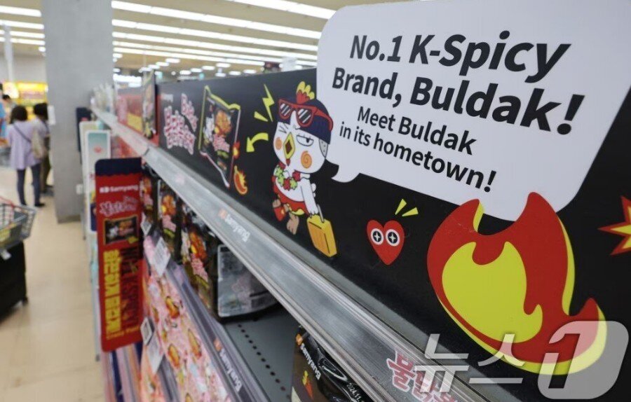 본문 이미지 - 서울의 한 대형마트에 삼양식품 불닭볶음면이 판매되고 있다. 2024.5.19/뉴스1 ⓒ News1 박지혜 기자