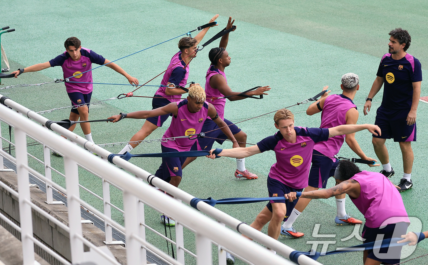 (고양=뉴스1) 박정호 기자 = 30일 경기도 고양시 일산서구 고양종합운동장에서 미디어 공개로 진행된 FC 바르셀로나 훈련 세션에서 라민 야말, 프렌키 더 용 등이 트레칭을 하고 …