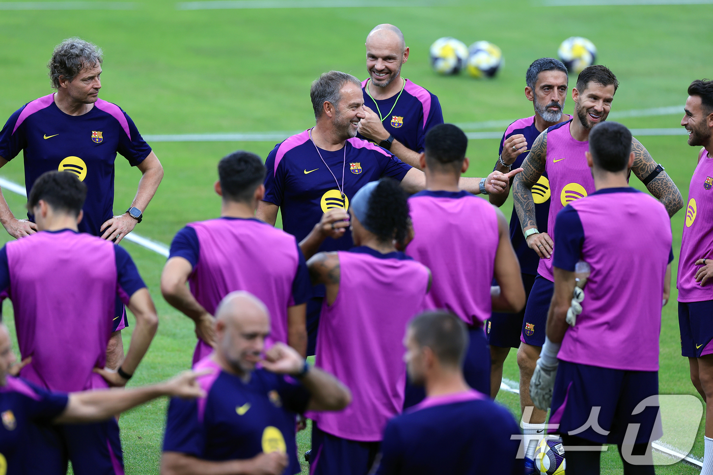 (고양=뉴스1) 박정호 기자 = 한지 플릭 감독이 30일 오후 경기도 고양시 일산서구 고양종합운동장에서 미디어 공개로 진행된 FC 바르셀로나 훈련 세션에서 선수들과 화기애애한 대화 …