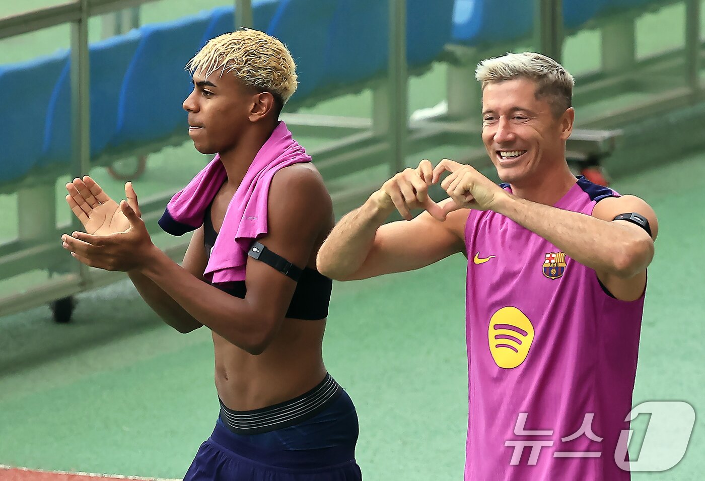 본문 이미지 - 30일 오후 경기도 고양시 일산서구 고양종합운동장에서 미디어 공개로 진행된 FC 바르셀로나 훈련 세션에서 레반도프스키와 라민 야말이 밖으로 나오며 즐거운 분위기를 만들고 있다. 2025.7.30/뉴스1 ⓒ News1 박정호 기자