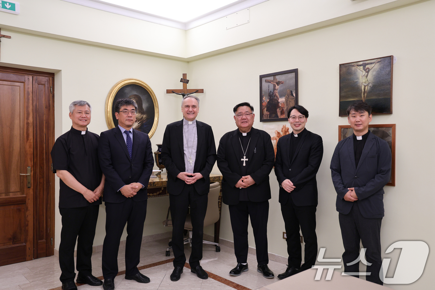 (서울=뉴스1) 민경석 기자 = 29일(현지시간) 바티칸 교황청에서 성 바티칸 베드로 대성전에 설치될 새로운 한국어 오디오 가이드 전달식이 열렸다.왼쪽부터 교황청립 로마한인신학원장 …