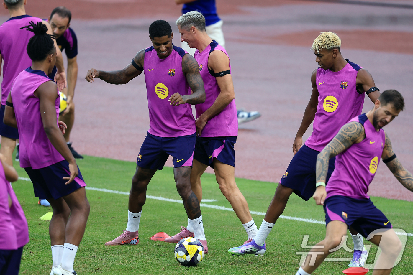 (고양=뉴스1) 박정호 기자 = 30일 경기도 고양시 일산서구 고양종합운동장에서 미디어 공개로 진행된 FC 바르셀로나 훈련 세션에서 마커스 래시퍼드와 레반도프스키, 라민 야말 등이 …