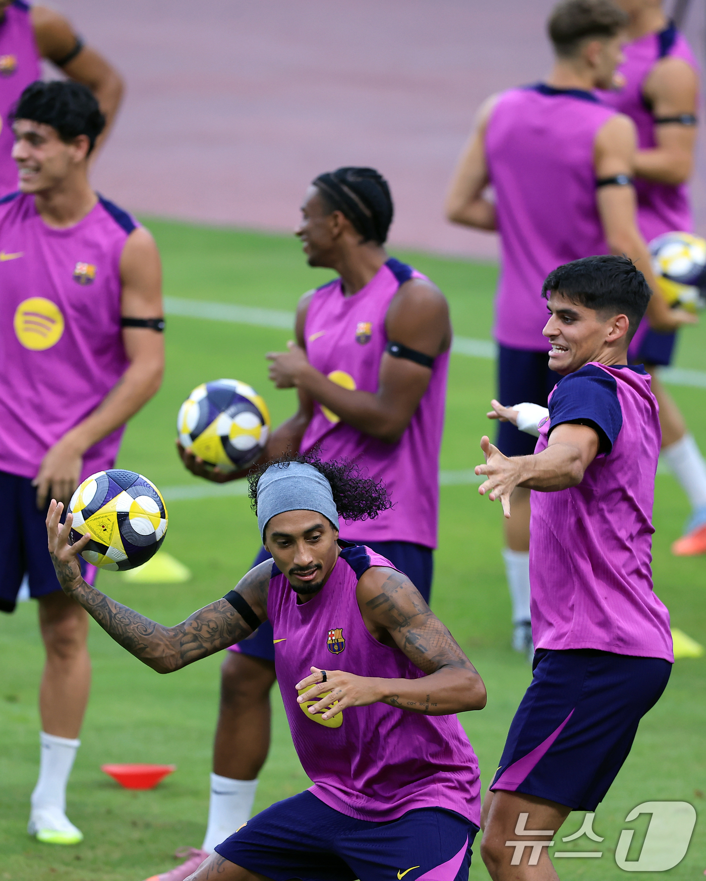 (고양=뉴스1) 박정호 기자 = 30일 오후 경기도 고양시 일산서구 고양종합운동장에서 미디어 공개로 진행된 FC 바르셀로나 훈련 세션에서 하피냐가 훈련에 매진하고 있다.  2025 …