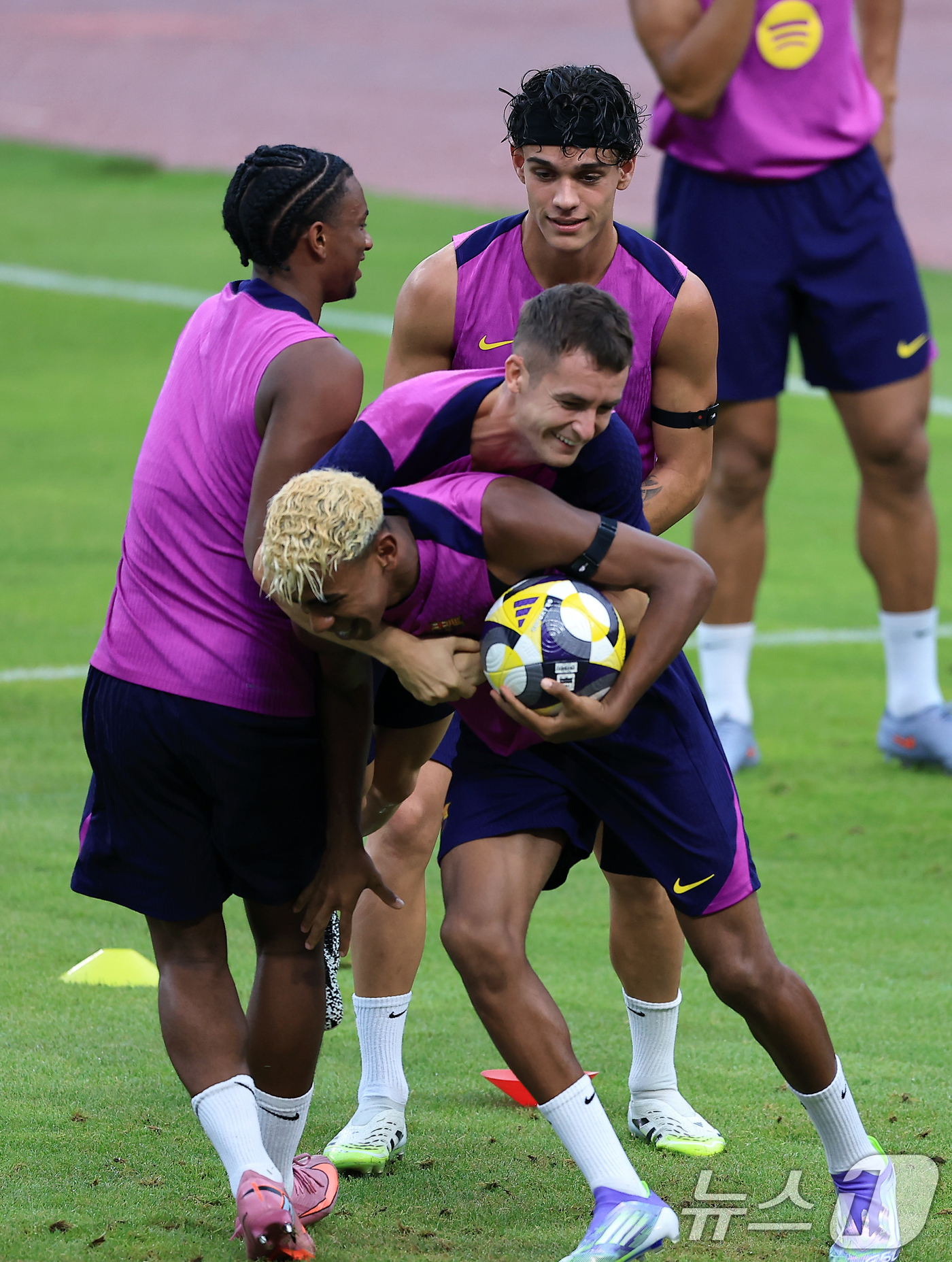 (고양=뉴스1) 박정호 기자 = 30일 오후 경기도 고양시 일산서구 고양종합운동장에서 미디어 공개로 진행된 FC 바르셀로나 훈련 세션에서 라민 야말이 알레한드로 발데 등과 훈련을 …