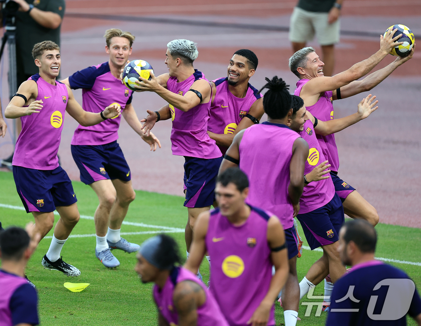 (고양=뉴스1) 박정호 기자 = 30일 경기도 고양시 일산서구 고양종합운동장에서 미디어 공개로 진행된 FC 바르셀로나 훈련 세션에서 레반도프스키와 프렌키 더 용 등이 훈련을 하고 …