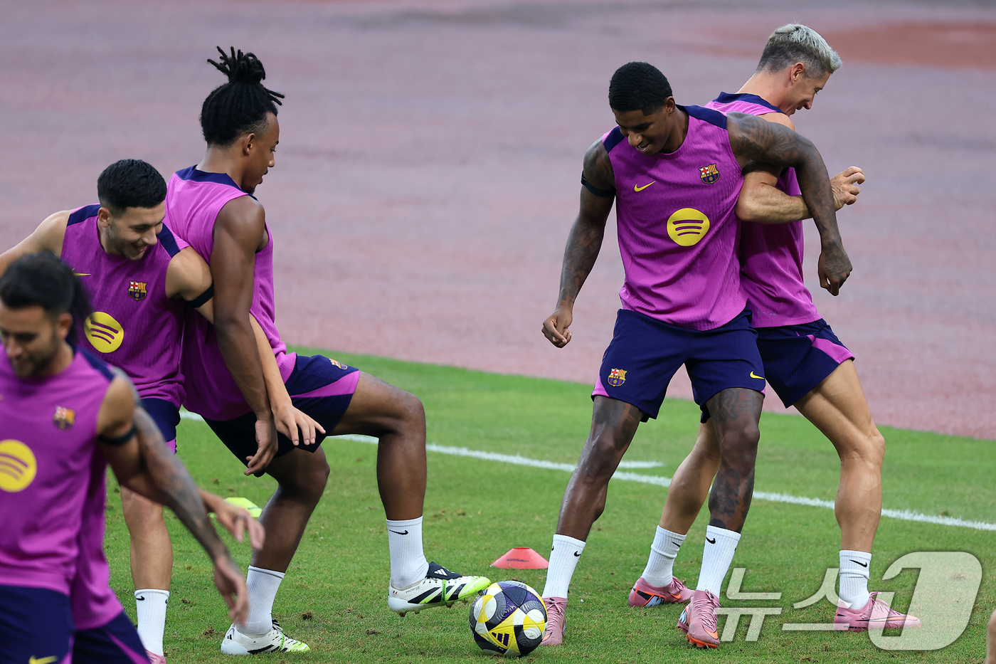 (고양=뉴스1) 박정호 기자 = 30일 경기도 고양시 일산서구 고양종합운동장에서 미디어 공개로 진행된 FC 바르셀로나 훈련 세션에서 마커스 래시퍼드가 레반도프스키와 조를 이뤄 훈련 …