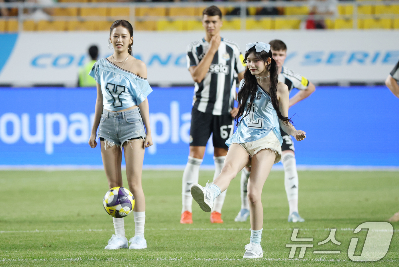 (수원=뉴스1) 김영운 기자 = 그룹 아이브 이서가 30일 오후 경기 수원시 팔달구 수원월드컵경기장에서 열린 2025 쿠팡플레이 시리즈 팀 K리그와 뉴캐슬 유나이티드의 경기 전 시 …