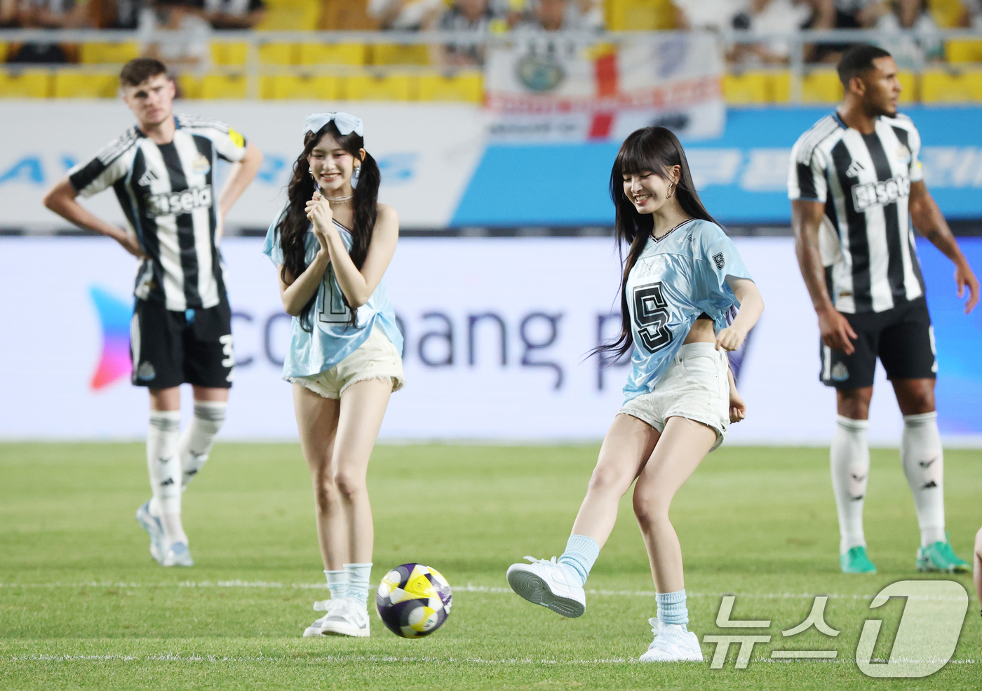 (수원=뉴스1) 김영운 기자 = 그룹 아이브 리즈가 30일 오후 경기 수원시 팔달구 수원월드컵경기장에서 열린 2025 쿠팡플레이 시리즈 팀 K리그와 뉴캐슬 유나이티드의 경기 전 시 …