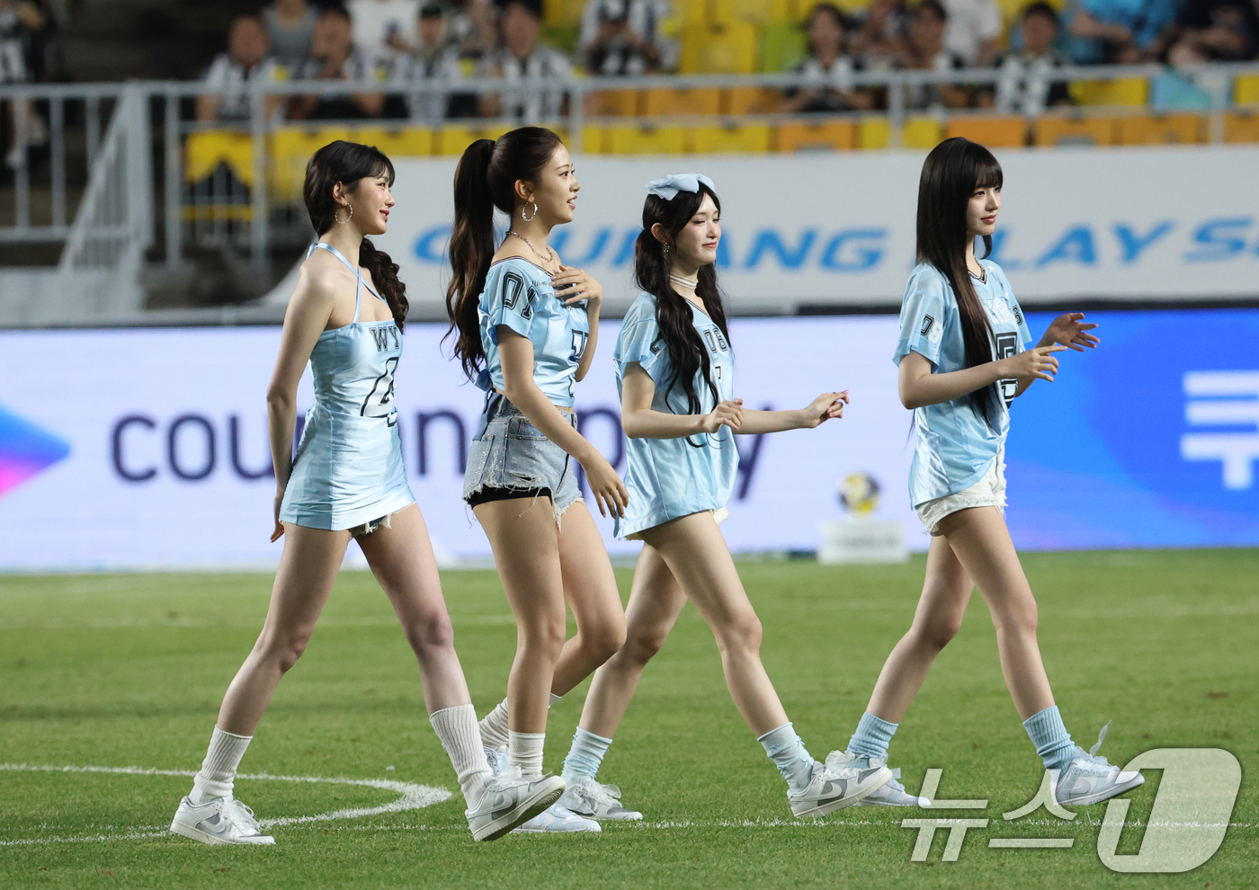 (수원=뉴스1) 김영운 기자 = 그룹 아이브가 30일 오후 경기 수원시 팔달구 수원월드컵경기장에서 열린 2025 쿠팡플레이 시리즈 팀 K리그와 뉴캐슬 유나이티드의 경기 전 시축을 …