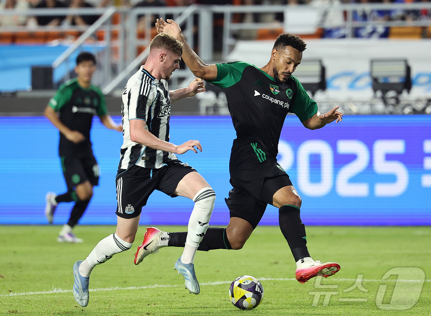 (수원=뉴스1) 김진환 기자 = 30일 오후 경기 수원시 팔달구 수원월드컵경기장에서 열린 쿠팡플레이 시리즈 팀 K리그와 잉글랜드 프리미어리그 뉴캐슬 유나이티드의 경기, 전반 팀 K …