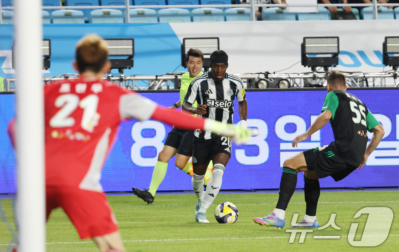 (수원=뉴스1) 김영운 기자 = 뉴캐슬 엘랑가가 30일 오후 경기 수원시 팔달구 수원월드컵경기장에서 열린 2025 쿠팡플레이 시리즈 팀 K리그와 뉴캐슬 유나이티드의 경기에서 공격을 …