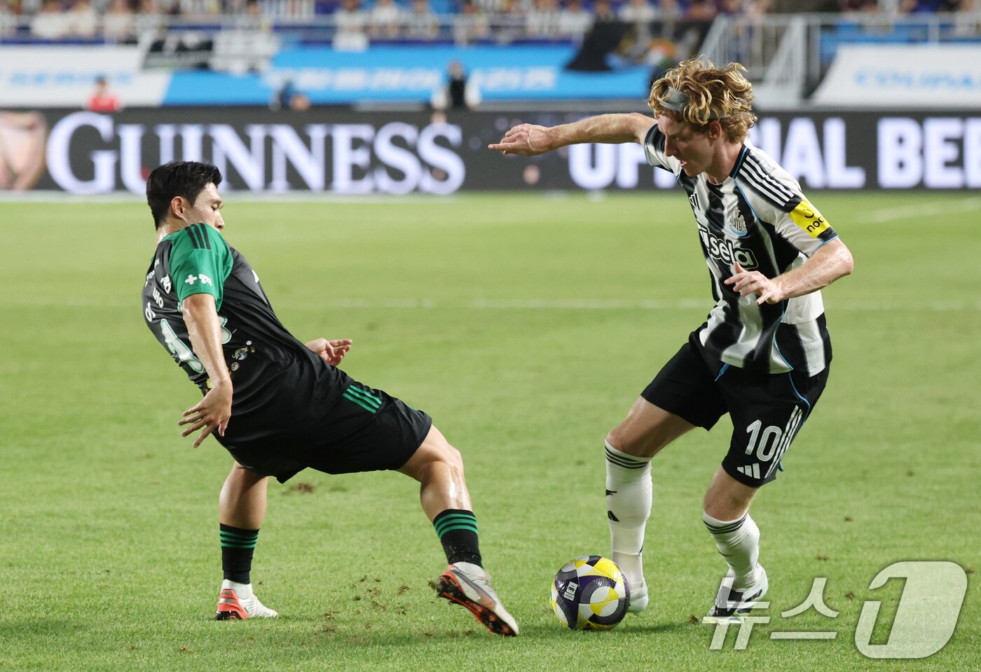 본문 이미지 - 뉴캐슬 고든이 30일 오후 경기 수원시 팔달구 수원월드컵경기장에서 열린 2025 쿠팡플레이 시리즈 팀 K리그와 뉴캐슬 유나이티드의 경기에서 공격을 하고 있다. 2025.7.30/뉴스1 ⓒ News1 김영운 기자