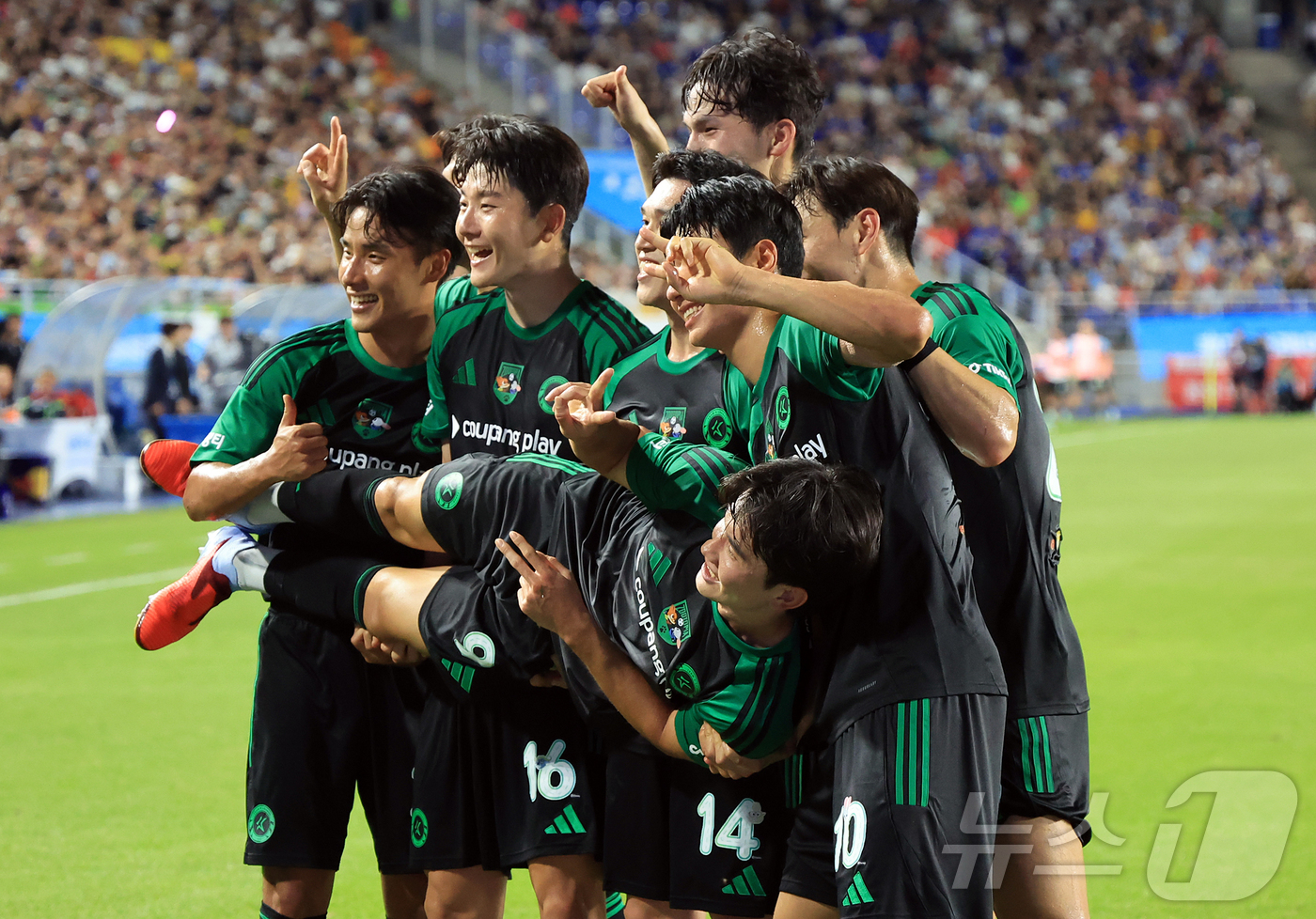 (수원=뉴스1) 김진환 기자 = 30일 오후 경기 수원시 팔달구 수원월드컵경기장에서 열린 쿠팡플레이 시리즈 팀 K리그와 잉글랜드 프리미어리그 뉴캐슬 유나이티드의 경기, 전반 선취골 …