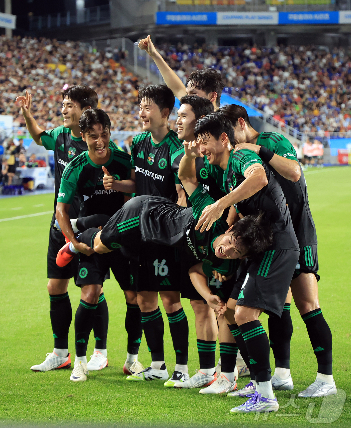 (수원=뉴스1) 김진환 기자 = 30일 오후 경기 수원시 팔달구 수원월드컵경기장에서 열린 쿠팡플레이 시리즈 팀 K리그와 잉글랜드 프리미어리그 뉴캐슬 유나이티드의 경기, 전반 선취골 …