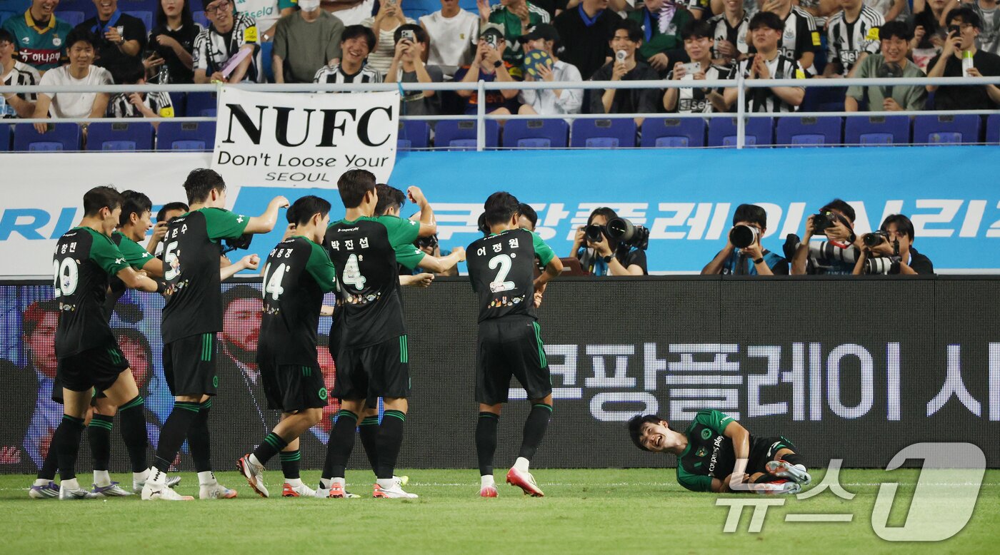 본문 이미지 - 팀 K리그 김진규가 30일 오후 경기 수원시 팔달구 수원월드컵경기장에서 열린 2025 쿠팡플레이 시리즈 팀 K리그와 뉴캐슬 유나이티드의 경기에서 선제골을 넣은 뒤 기뻐하고 있다. 2025.7.30/뉴스1 ⓒ News1 김영운 기자