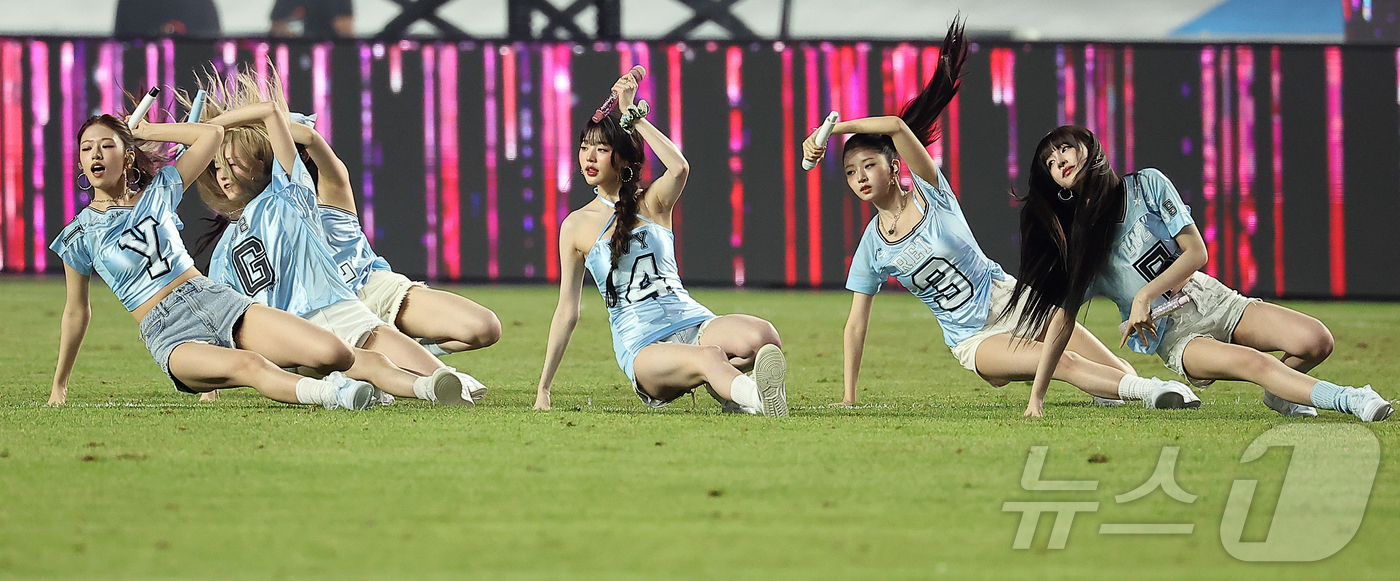 (수원=뉴스1) 김진환 기자 = 걸그룹 아이브가 30일 오후 경기 수원시 팔달구 수원월드컵경기장에서 열리는 쿠팡플레이 시리즈 팀 K리그와 잉글랜드 프리미어리그 뉴캐슬 유나이티드의 …