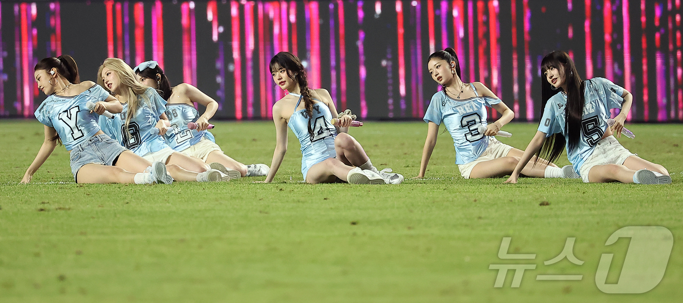 (수원=뉴스1) 김진환 기자 = 걸그룹 아이브가 30일 오후 경기 수원시 팔달구 수원월드컵경기장에서 열리는 쿠팡플레이 시리즈 팀 K리그와 잉글랜드 프리미어리그 뉴캐슬 유나이티드의 …