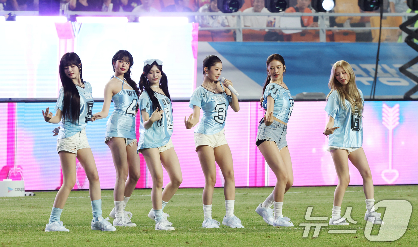 (수원=뉴스1) 김영운 기자 = 그룹 아이브가 30일 오후 경기 수원시 팔달구 수원월드컵경기장에서 열린 2025 쿠팡플레이 시리즈 팀 K리그와 뉴캐슬 유나이티드의 경기에서 축하공연 …