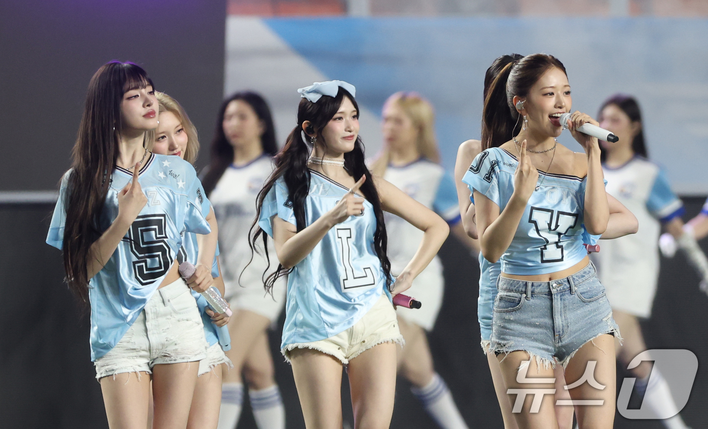 (수원=뉴스1) 김영운 기자 = 그룹 아이브가 30일 오후 경기 수원시 팔달구 수원월드컵경기장에서 열린 2025 쿠팡플레이 시리즈 팀 K리그와 뉴캐슬 유나이티드의 경기에서 축하공연 …