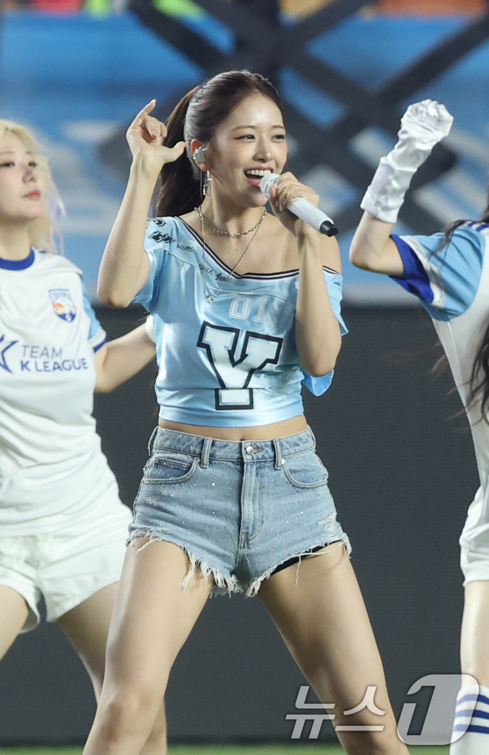 (수원=뉴스1) 김영운 기자 = 그룹 아이브가 30일 오후 경기 수원시 팔달구 수원월드컵경기장에서 열린 2025 쿠팡플레이 시리즈 팀 K리그와 뉴캐슬 유나이티드의 경기에서 축하공연 …