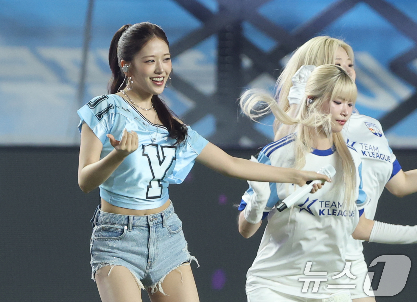 (수원=뉴스1) 김영운 기자 = 그룹 아이브가 30일 오후 경기 수원시 팔달구 수원월드컵경기장에서 열린 2025 쿠팡플레이 시리즈 팀 K리그와 뉴캐슬 유나이티드의 경기에서 축하공연 …