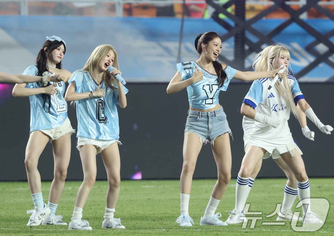 (수원=뉴스1) 김영운 기자 = 그룹 아이브가 30일 오후 경기 수원시 팔달구 수원월드컵경기장에서 열린 2025 쿠팡플레이 시리즈 팀 K리그와 뉴캐슬 유나이티드의 경기에서 축하공연 …