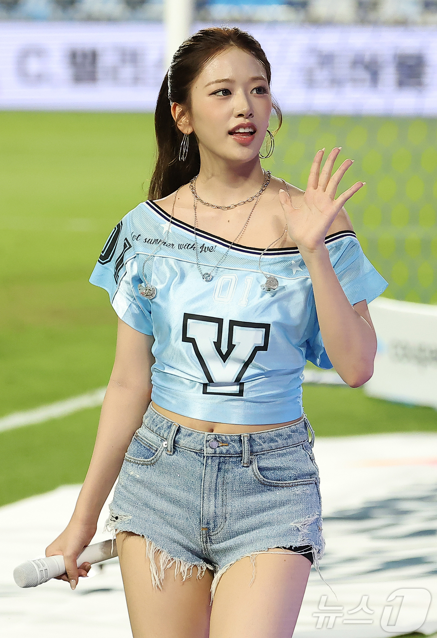 (수원=뉴스1) 김진환 기자 = 걸그룹 아이브 안유진이 30일 오후 경기 수원시 팔달구 수원월드컵경기장에서 열리는 쿠팡플레이 시리즈 팀 K리그와 잉글랜드 프리미어리그 뉴캐슬 유나이 …