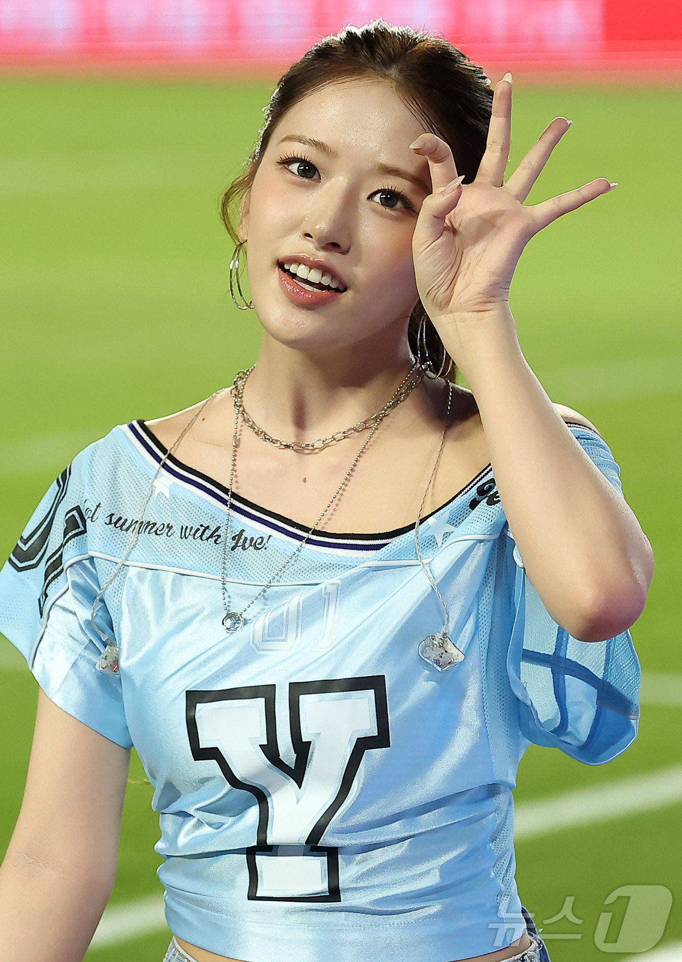 (수원=뉴스1) 김진환 기자 = 걸그룹 아이브 안유진이 30일 오후 경기 수원시 팔달구 수원월드컵경기장에서 열리는 쿠팡플레이 시리즈 팀 K리그와 잉글랜드 프리미어리그 뉴캐슬 유나이 …