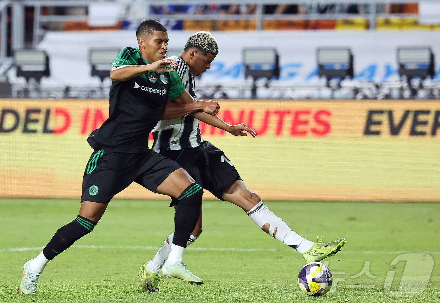 (수원=뉴스1) 김진환 기자 = 30일 오후 경기 수원시 팔달구 수원월드컵경기장에서 열린 쿠팡플레이 시리즈 팀 K리그와 잉글랜드 프리미어리그 뉴캐슬 유나이티드의 경기, 후반 뉴캐슬 …