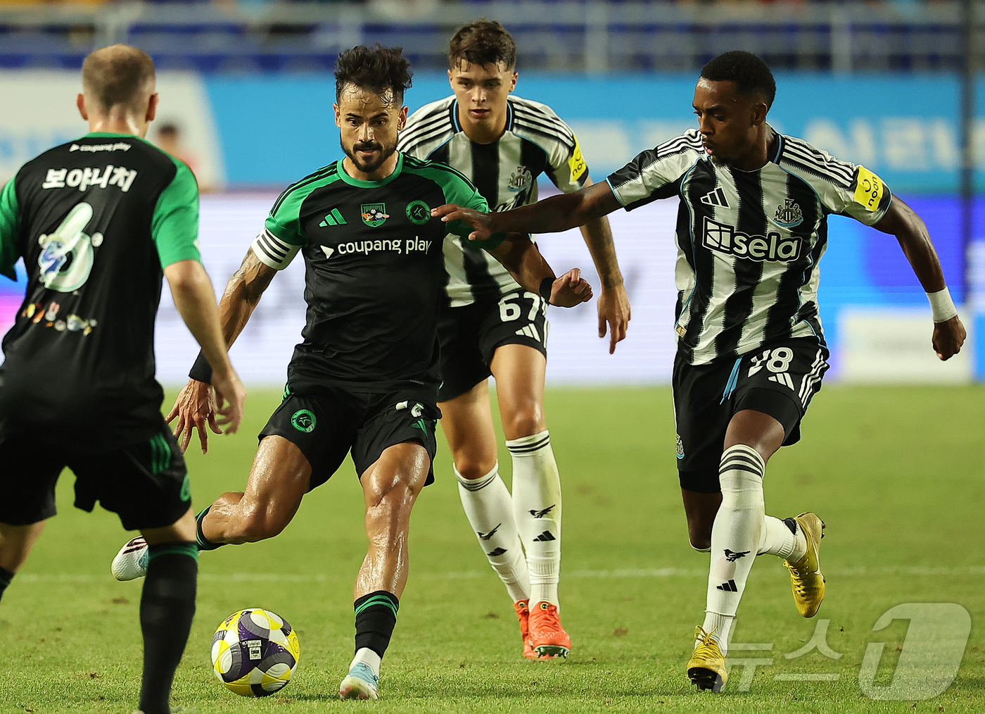 (수원=뉴스1) 김진환 기자 = 30일 오후 경기 수원시 팔달구 수원월드컵경기장에서 열린 쿠팡플레이 시리즈 팀 K리그와 잉글랜드 프리미어리그 뉴캐슬 유나이티드의 경기, 후반 팀 K …