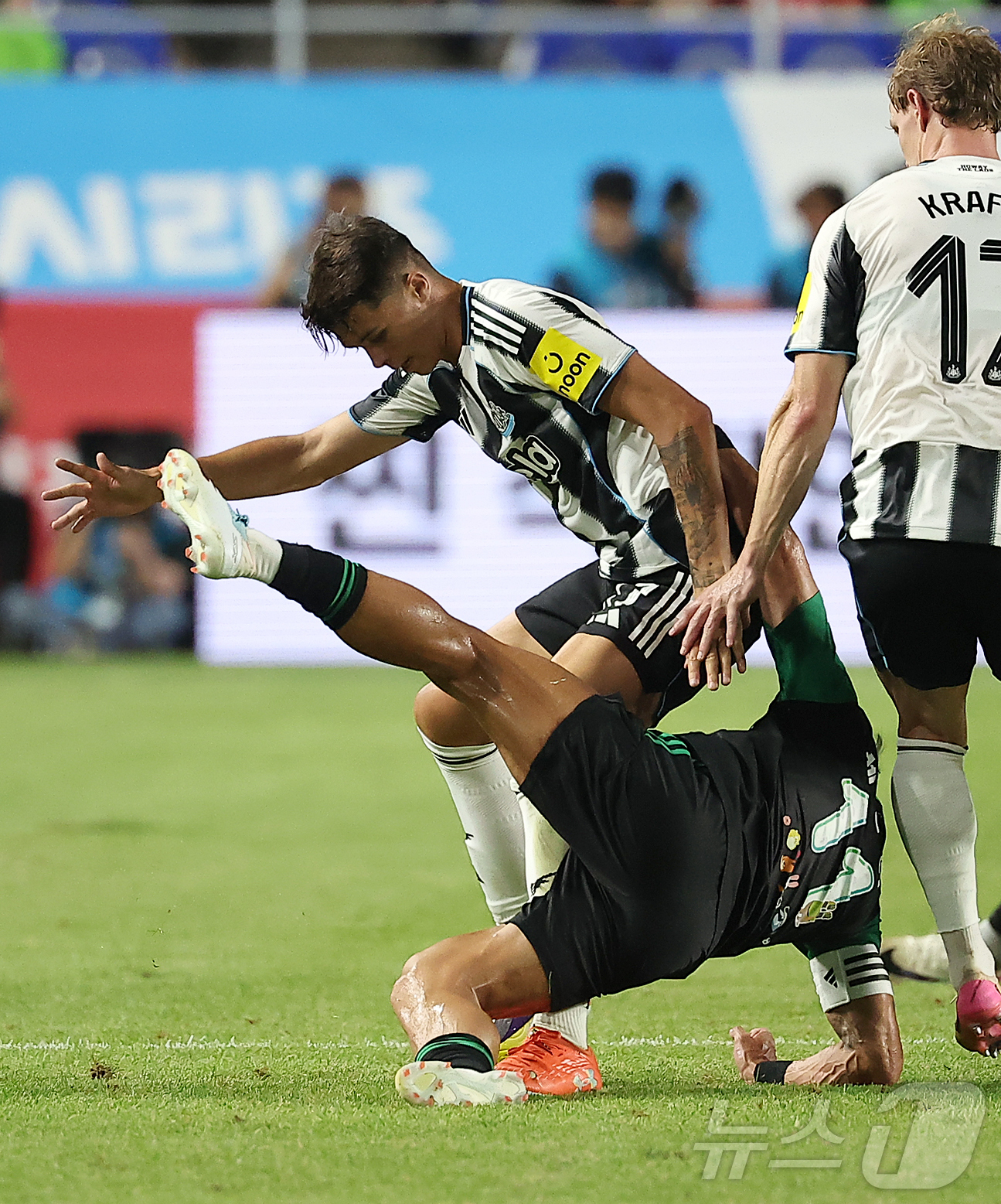 (수원=뉴스1) 김진환 기자 = 30일 오후 경기 수원시 팔달구 수원월드컵경기장에서 열린 쿠팡플레이 시리즈 팀 K리그와 잉글랜드 프리미어리그 뉴캐슬 유나이티드의 경기, 후반 뉴캐슬 …