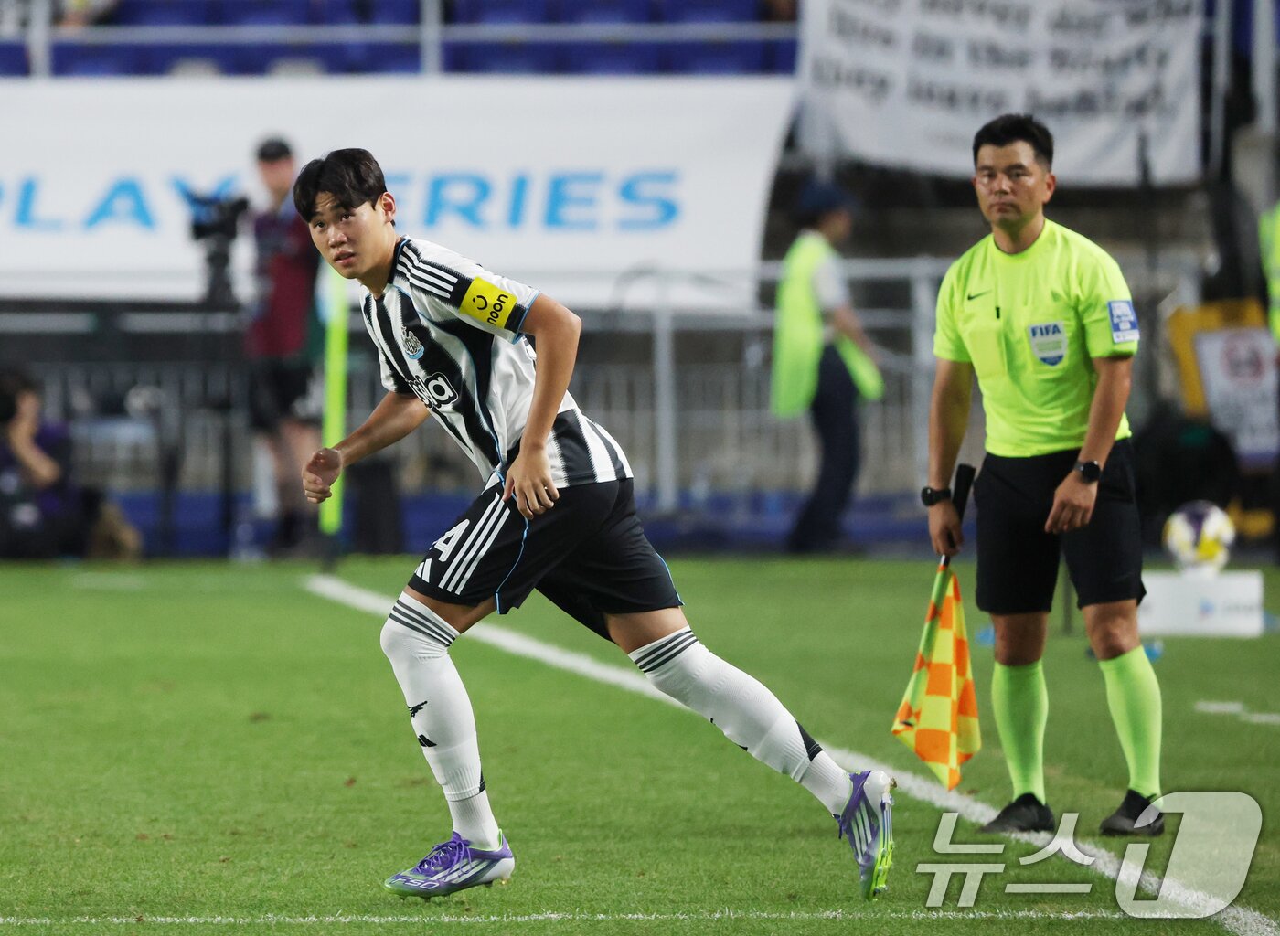 본문 이미지 - 뉴캐슬 박승수가 30일 오후 경기 수원시 팔달구 수원월드컵경기장에서 열린 2025 쿠팡플레이 시리즈 팀 K리그와 뉴캐슬 유나이티드의 경기에서 교체 투입되고 있다. 2025.7.30/뉴스1 ⓒ News1 김영운 기자