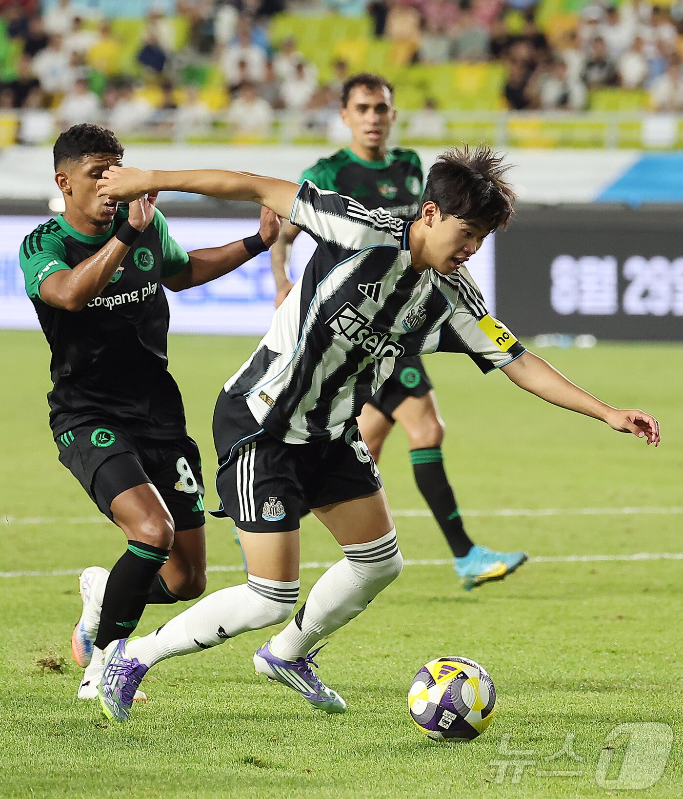 본문 이미지 - 30일 오후 경기 수원시 팔달구 수원월드컵경기장에서 열린 쿠팡플레이 시리즈 팀 K리그와 잉글랜드 프리미어리그 뉴캐슬 유나이티드의 경기, 후반 뉴캐슬 박승수가 상대 골문 앞에서 돌파하고 있다. 2025.7.30/뉴스1 ⓒ News1 김진환 기자