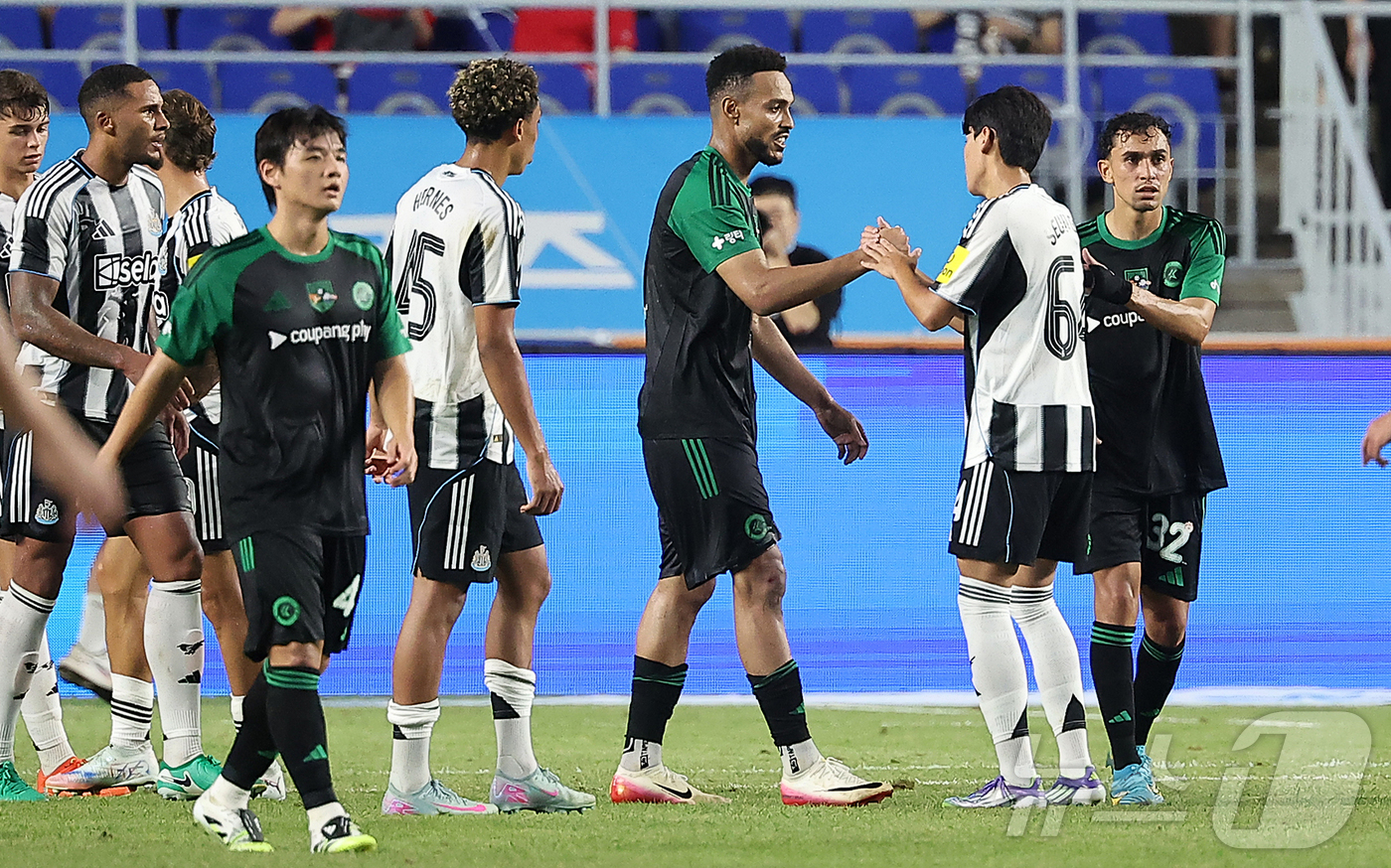 (수원=뉴스1) 김진환 기자 = 30일 오후 경기 수원시 팔달구 수원월드컵경기장에서 열린 쿠팡플레이 시리즈 팀 K리그와 잉글랜드 프리미어리그 뉴캐슬 유나이티드의 경기에서 1대0 승 …