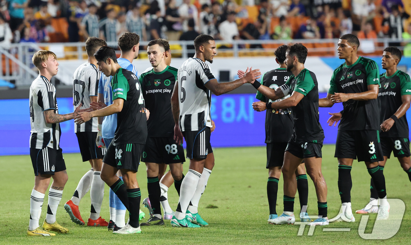 (수원=뉴스1) 김영운 기자 = 30일 오후 경기 수원시 팔달구 수원월드컵경기장에서 열린 2025 쿠팡플레이 시리즈 팀 K리그와 뉴캐슬 유나이티드의 경기 종료 후 양팀 선수들이 인 …