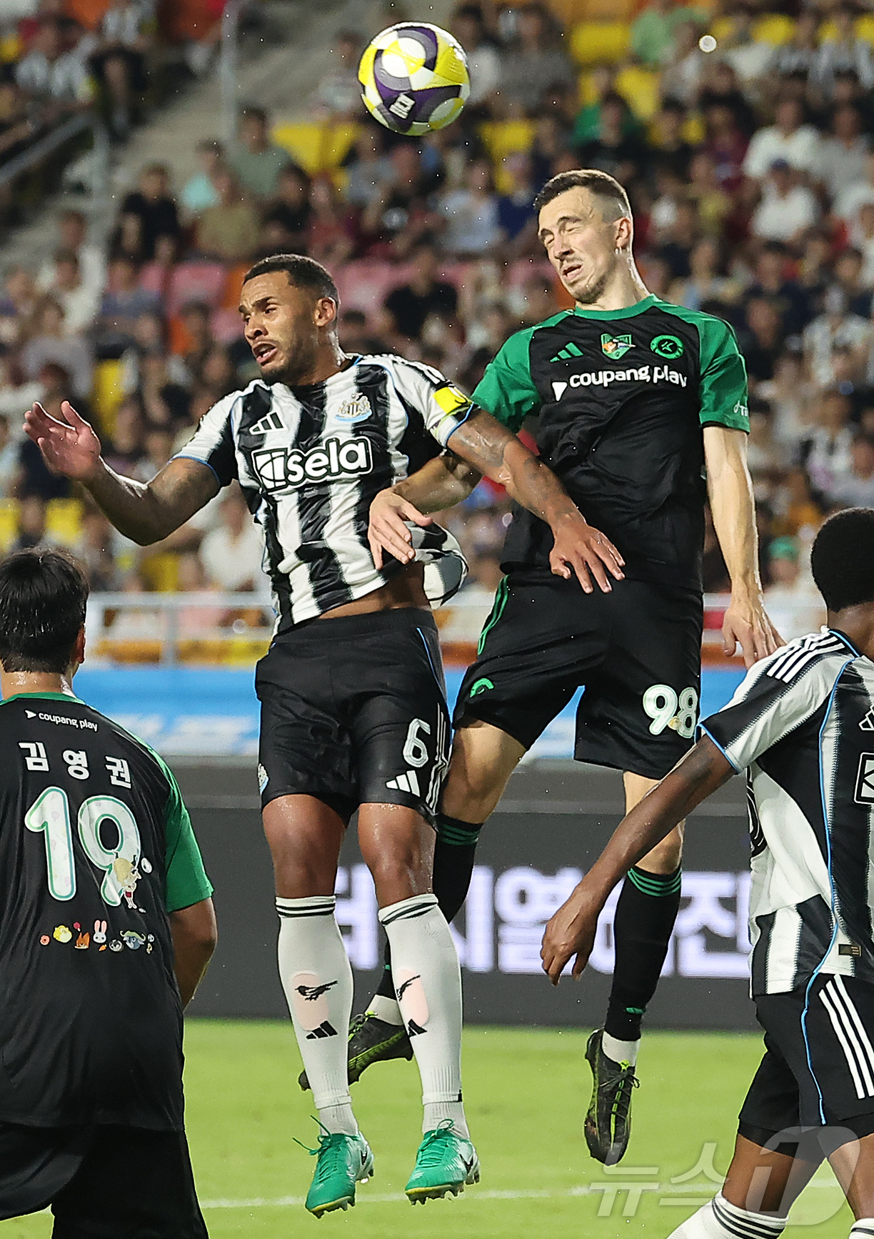 (수원=뉴스1) 김진환 기자 = 30일 오후 경기 수원시 팔달구 수원월드컵경기장에서 열린 쿠팡플레이 시리즈 팀 K리그와 잉글랜드 프리미어리그 뉴캐슬 유나이티드의 경기, 후반 뉴캐슬 …