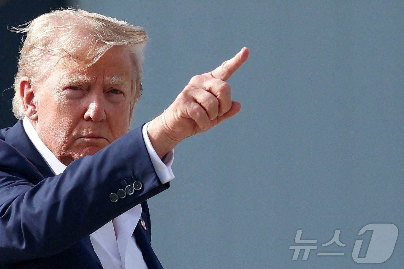 (로시머스 로이터=뉴스1) 류정민 특파원 = 도널드 트럼프 미국 대통령이 지난 29일(현지시간) 영국 스코틀랜드 로시머스에서 워싱턴DC로 돌아오기 위해 에어포스원에 탑승하기 전 제 …