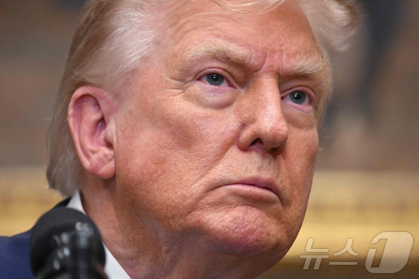 본문 이미지 - 도널드 트럼프 미국 대통령이 30일&#40;현지시간&#41; 워싱턴DC 백악관 루즈벨트 룸에서 열린 퇴역 군인 주택 융자 프로그램 개혁법에 서명하기 전 관세를 포함한 무역 협상 진행 상황 등에 대해 설명한 뒤 기자 질문을 받고 있다. 2025.07.30. ⓒ AFP=뉴스1 ⓒ News1 류정민 특파원