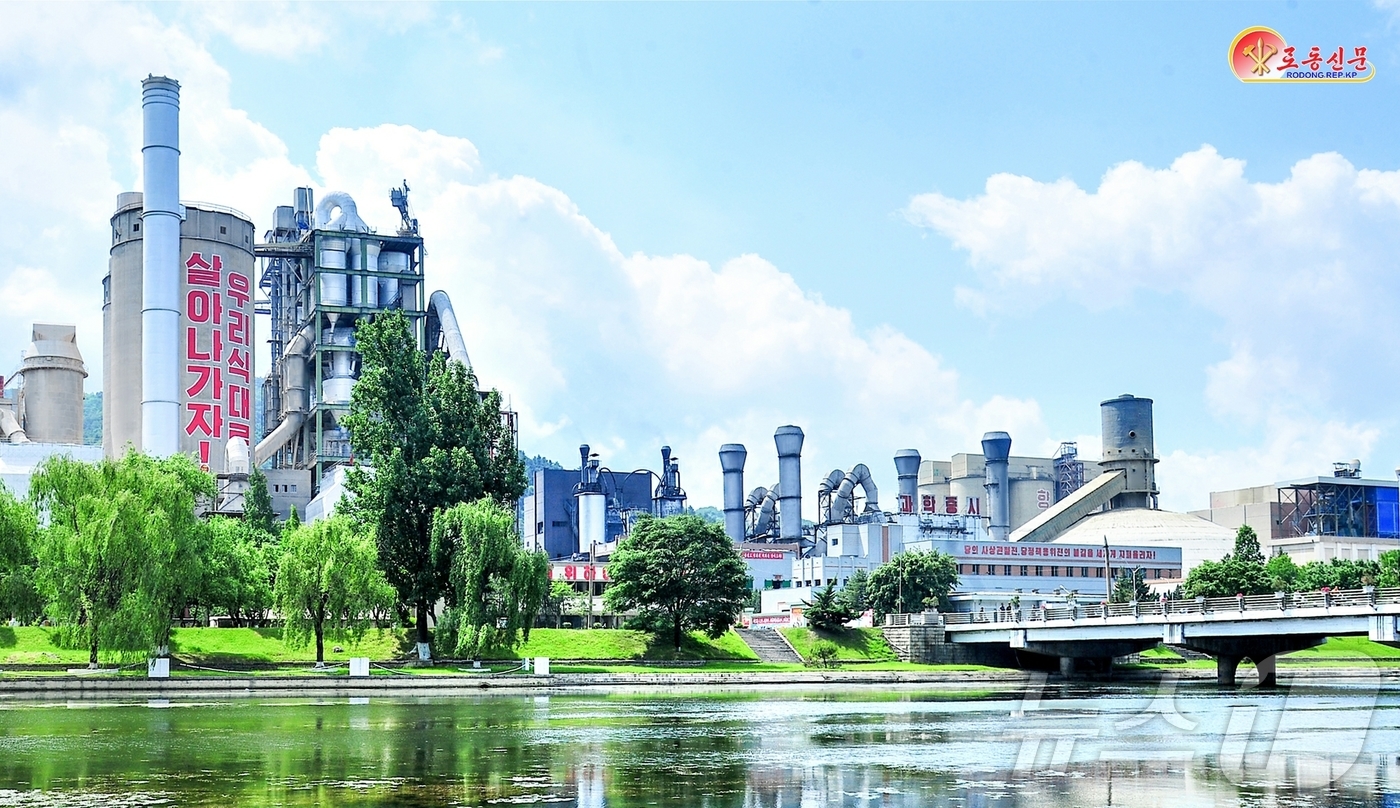 (평양 노동신문=뉴스1) = 북한 노동당 기관지 노동신문은 31일 "당 중앙위원회 제8기 제12차 전원회의 결정을 받들고 이곳 일꾼들과 노동계급은 새 기준, 새 기록 창조의 불길을 …