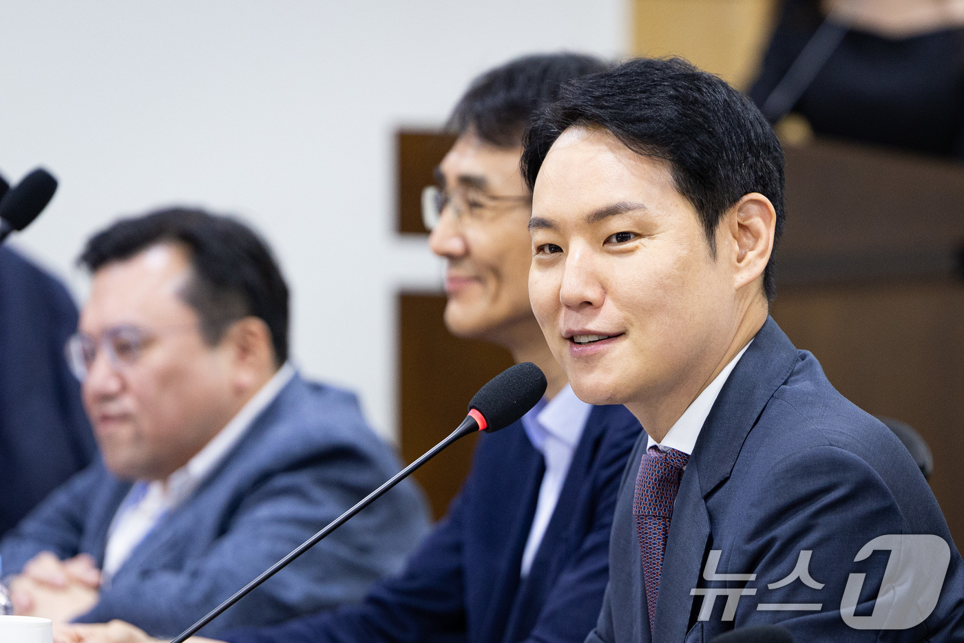 (서울=뉴스1) 유승관 기자 = 김한규 더불어민주당 의원이 31일 서울 여의도 국회 의원회관에서 열린 인공지능 대전환(AX)의 미래 Physical AI : 국회 국가미래전략기술포 …