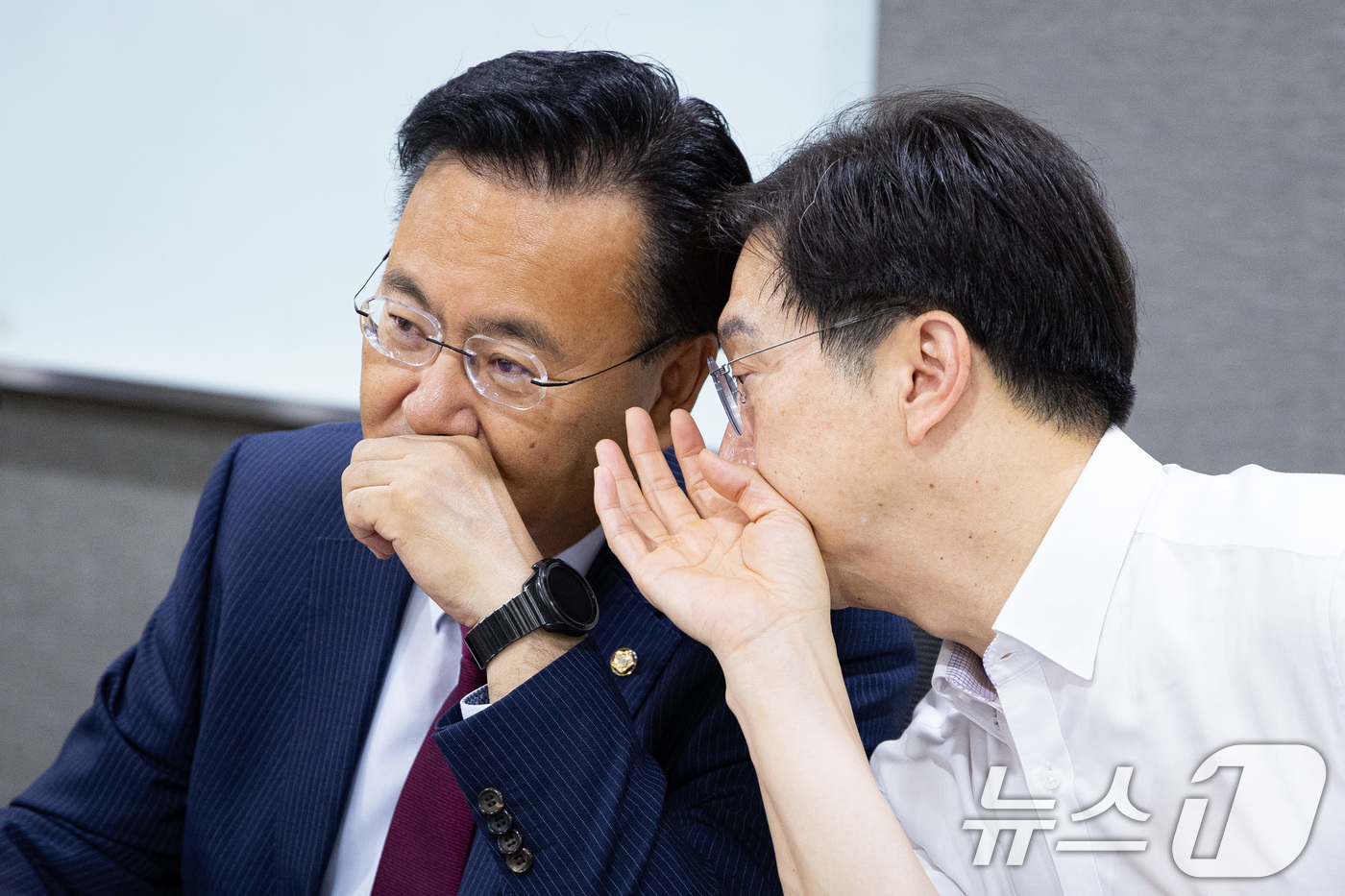 (서울=뉴스1) 유승관 기자 = 유상범 국민의힘 원내수석부대표(왼쪽)와 강민국 의원이 31일 서울 여의도 국회 의원회관에서 열린 인공지능 대전환(AX)의 미래 Physical AI …